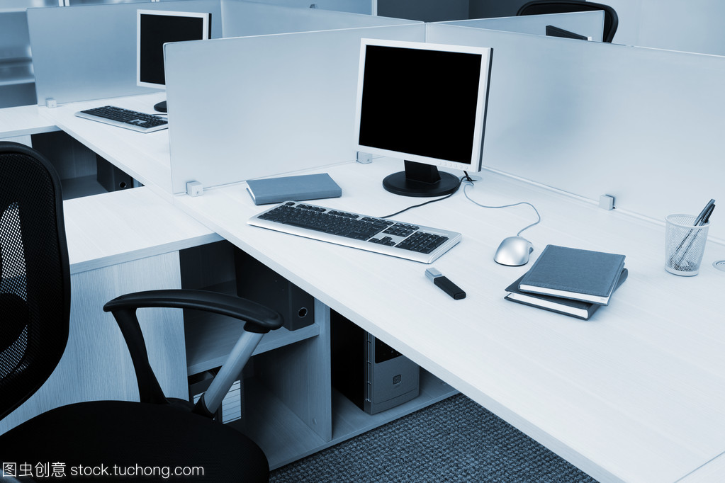 書桌上的智能伙伴 現代辦公設備中的計算機